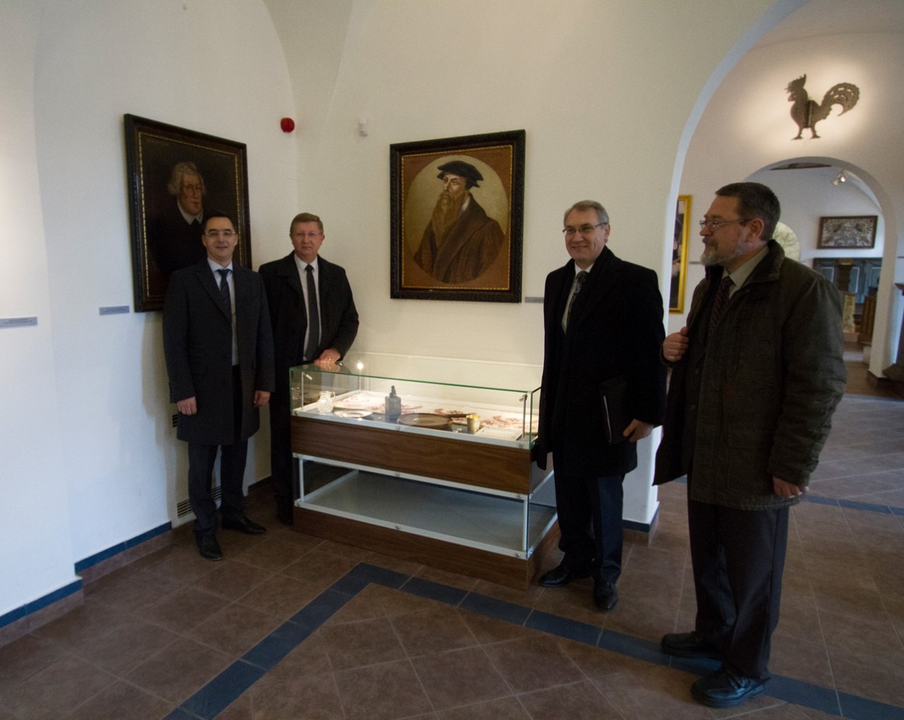 Bischof Károly Fekete, Bürgermeister László Papp, der Schweizerische Botschafter und der Museumsdirektor Dr. Botond Gáborjáni Szabó 