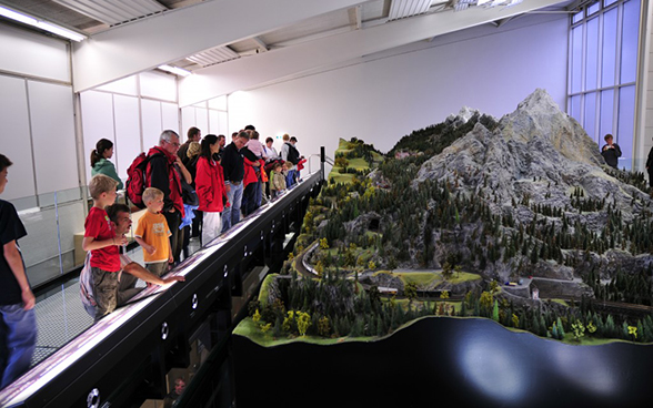 Sala de exposición con visitantes en el Museo Suizo de Transportes en Lucerna