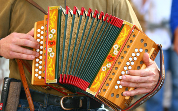 Un Schwyzerörgeli, petit accordéon typique