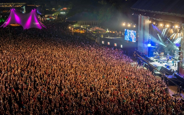 Il grande palco del festival openair Paléo di Nyon con migliaia di spettatori
