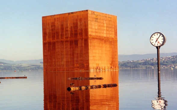 El Monolito de metal oxidado de Jean Nouvel en el lago de Murten durante la Expo.02
