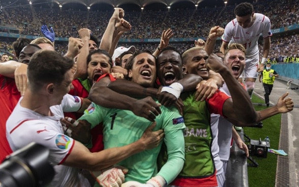 Jugadores de la selección suiza de fútbol celebran su victoria en los octavos de final contra Francia, vigente campeona mundial.