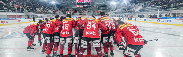 Die Schweizer Eishockey-Nationalmannschaft während eines Spiels.