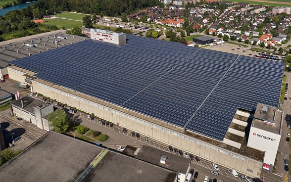 リバーサイド工業団地の屋根に設置された、サッカー場5面分の太陽光パネル。