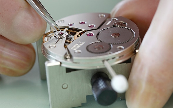 Riparazione di un orologio da polso meccanico in una fabbrica di orologi a Grenchen.