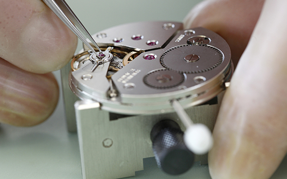 修理されている機械式腕時計
