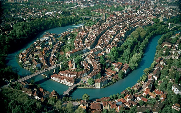 Luftaufnahme der Berner Altstadt, die zum UNESCO-Weltkulturerbe gehört. Sie ist geprägt durch ihre Lauben, die eine der längsten gedeckten Einkaufsstrassen Europas bilden.