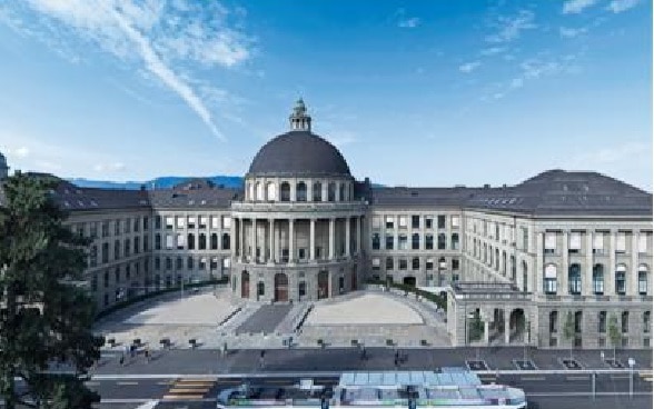 L’edificio principale del Politecnico federale di Zurigo sotto un cielo blu.