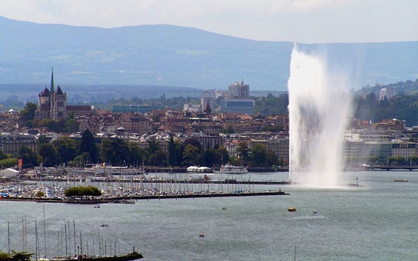 Genf. Die Kathedrale Saint-Pierre und der Jet d'eau.