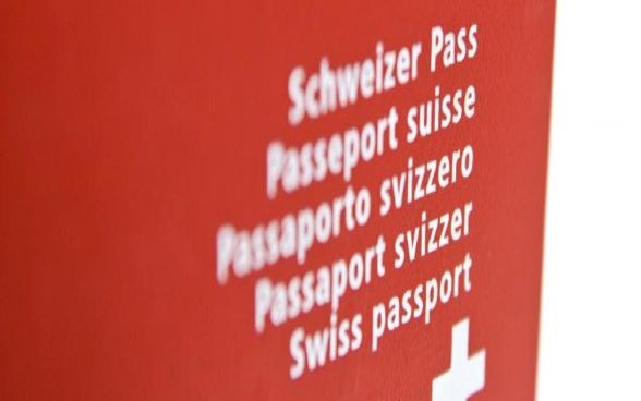 Capa do passaporte suíço, com as palavras ‘Passaporte suíço’ impressas nas quatro línguas nacionais e em inglês. 