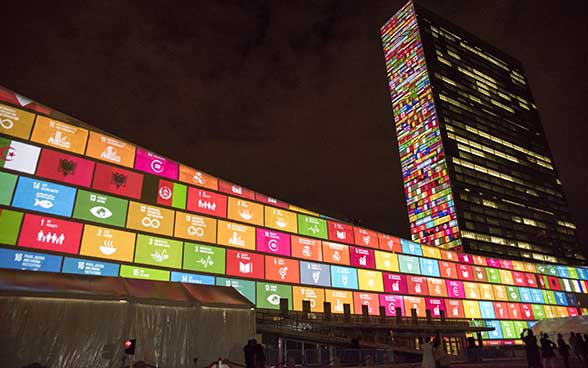 Die farbigen SDG Icons werden breitflächig auf die Fassaden der UNO projiziert. 