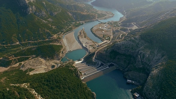 Pamje e hidrocentralit mbi liqenin Koman. 