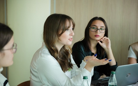 Vocational students at 'Gjergj Canco' school in Tirana, discussing the issues they face during the presentation of the survey. ©