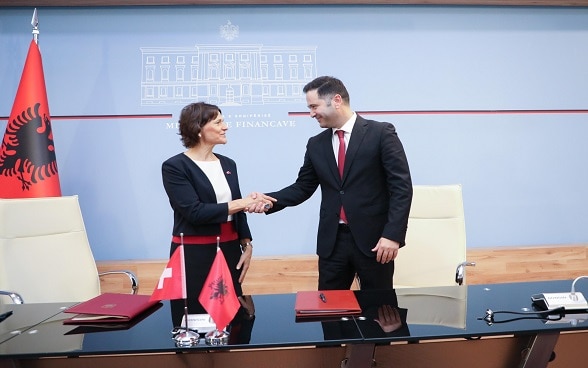 Swiss Ambassador Ruth Huber and Albania's Minister of Finances Petrit Malaj after signing the agreement on local finance. 