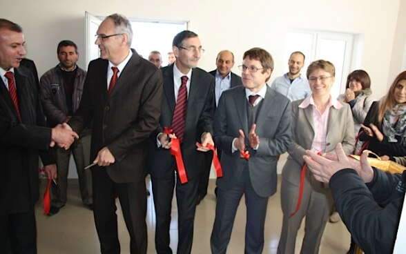 Left to right front only: Smbat Yeremyan, Mayor of Shinuhayr shaking hands with Mathias Kiesler, German Ambassador to Armenia, Arthur Drampyan, Programme Manager at USAID, Lukas Lüscher, Co-Head of the SCO Yerevan, Anne Kempa, Head of GIZ Armenia