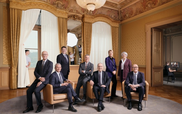 Von links nach rechts: Bundeskanzler Viktor Rossi (GLP), Bundesräte Beat Jans (SP), Albert Rösti (SVP) und Ignazio Cassis (FDP), Bundespräsident Guy Parmelin (SVP), Bundesrätinnen Karin Keller-Sutter (FDP) und Elisabeth Baume-Schneider (SP), Bundesrat Martin Pfister (Die Mitte).