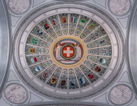 Coupole dans le Palais fédéral montrant les emblèmes des cantons suisses