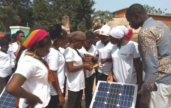Formation de jeunes femmes en énenergies solaires 