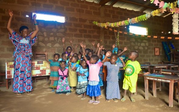 Une classe de maternelle des programmes d'éducation de la Suisse dans la commune de Nikki au Bénin