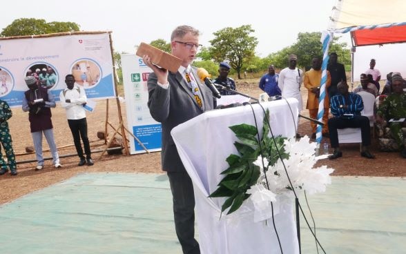 Le Chef de Coopération Internationale a.i. de la Suisse au Bénin, Björn Schranz lors du lancement officiel de la phase 3 du Programme de Développement des Infrastructures Économiques et Marchandes (PDIEM) à Copargo le 24 mars 2023.