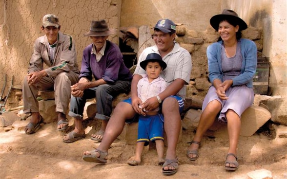 Familia sentada en un adobe