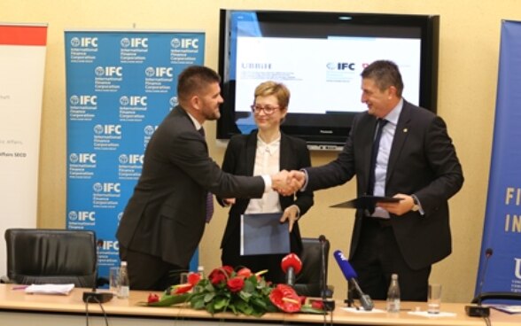 17.02.2016_Almir Tanovic, Economy Programme Officer at the Swiss Embassy in BiH, with representatives of IFC and Banks Association of BiH_Signing ceremony_Sarajevo, BiH