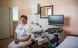 Une infirmière est assise dans une salle de consultation.