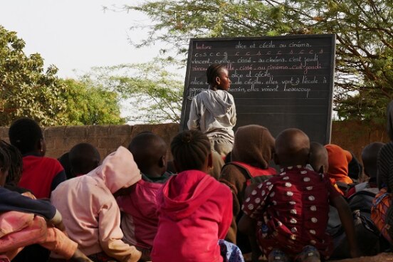 Des élèves prenant des cours à l'air libre