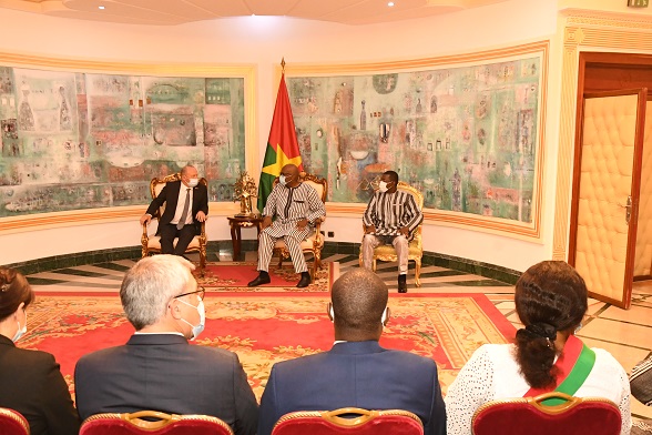 Le président du Conseil national suisse reçu en audience par le Président du Faso Roch Kaboré en présence du président de l'Assemblée nationale du Burkina Faso