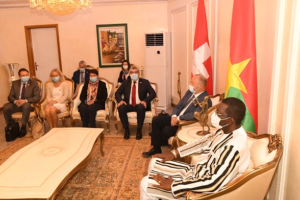 Le président de l'Assemblée nationale du Burkina Faso, Alassane Sakandé, s'entretenant avec son homologue suisse et sa délégation