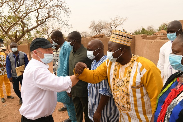 Visite de la ferme avicole par la délégation suisse à Koubri, Burkina Faso
