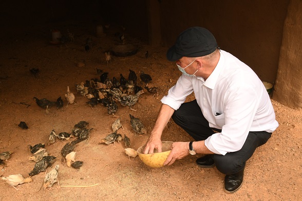 Visite de la ferme avicole par le président du Conseil national suisse à Koubri, Burkina Faso