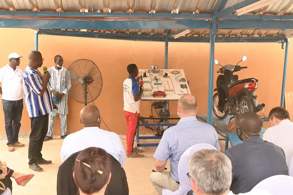 Visite d’un centre de formation mécanique 2 et 3 roues par le président du Conseil national suisse à Koudougou, Burkina Faso
