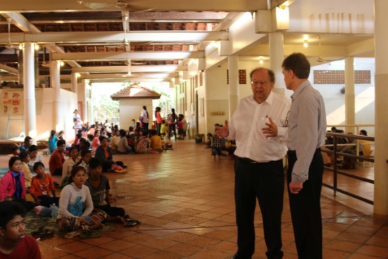 Manuel Sager, General Director SDC discusses health of Khmer citizens with Dr. Beat Richner, the founder of the Kantha Bopha Children’s Hospitals.