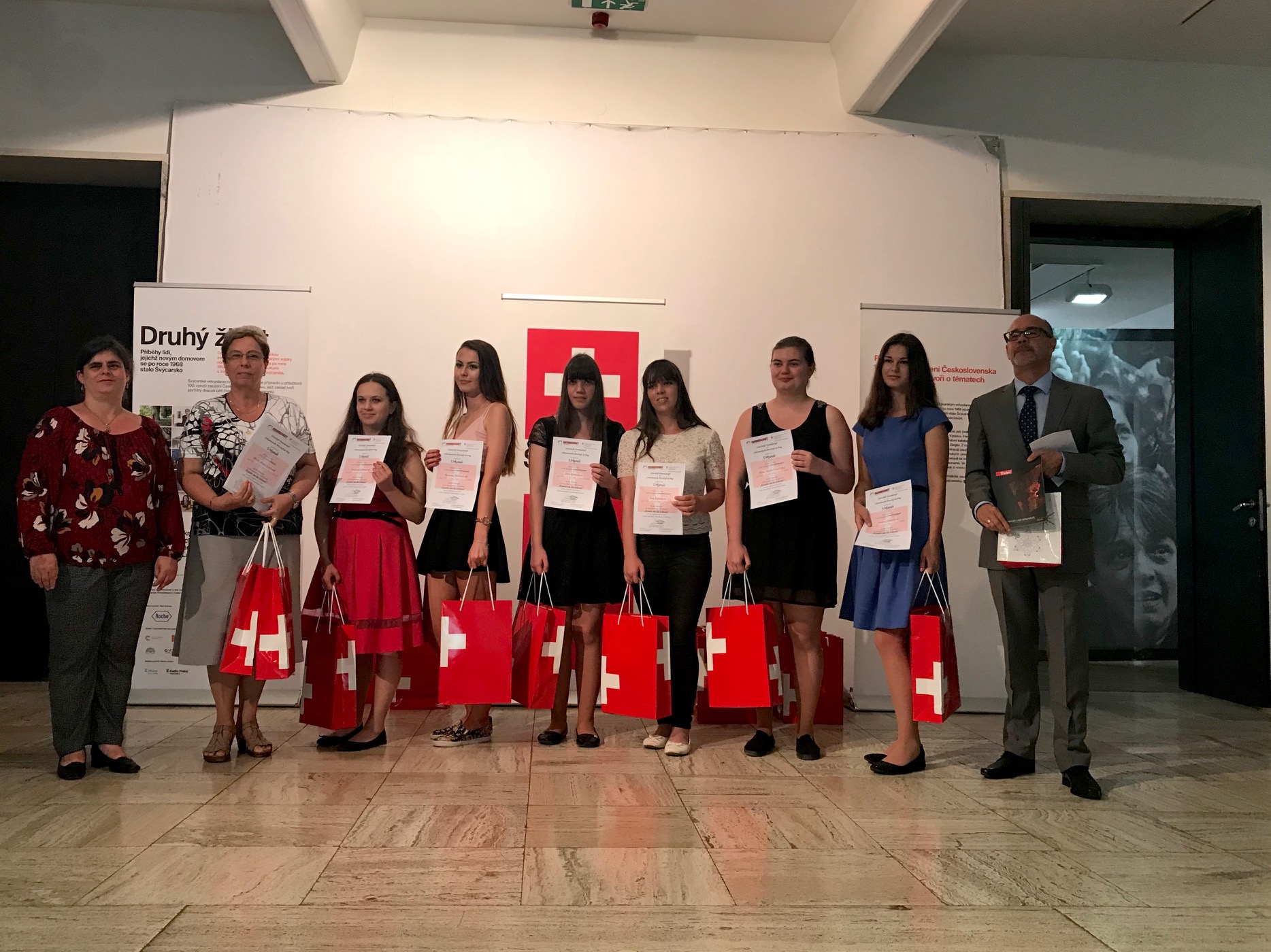Die Preisverleihung an die Gewinner der einzelnen Kategorien des ganzjährig stattfindenden Wettbewerbes für Schüler von Gymnasien und Mittelschulen über die Schweiz, organisiert von der Zeitschrift Freundschaft im vergangenen Schuljahr.