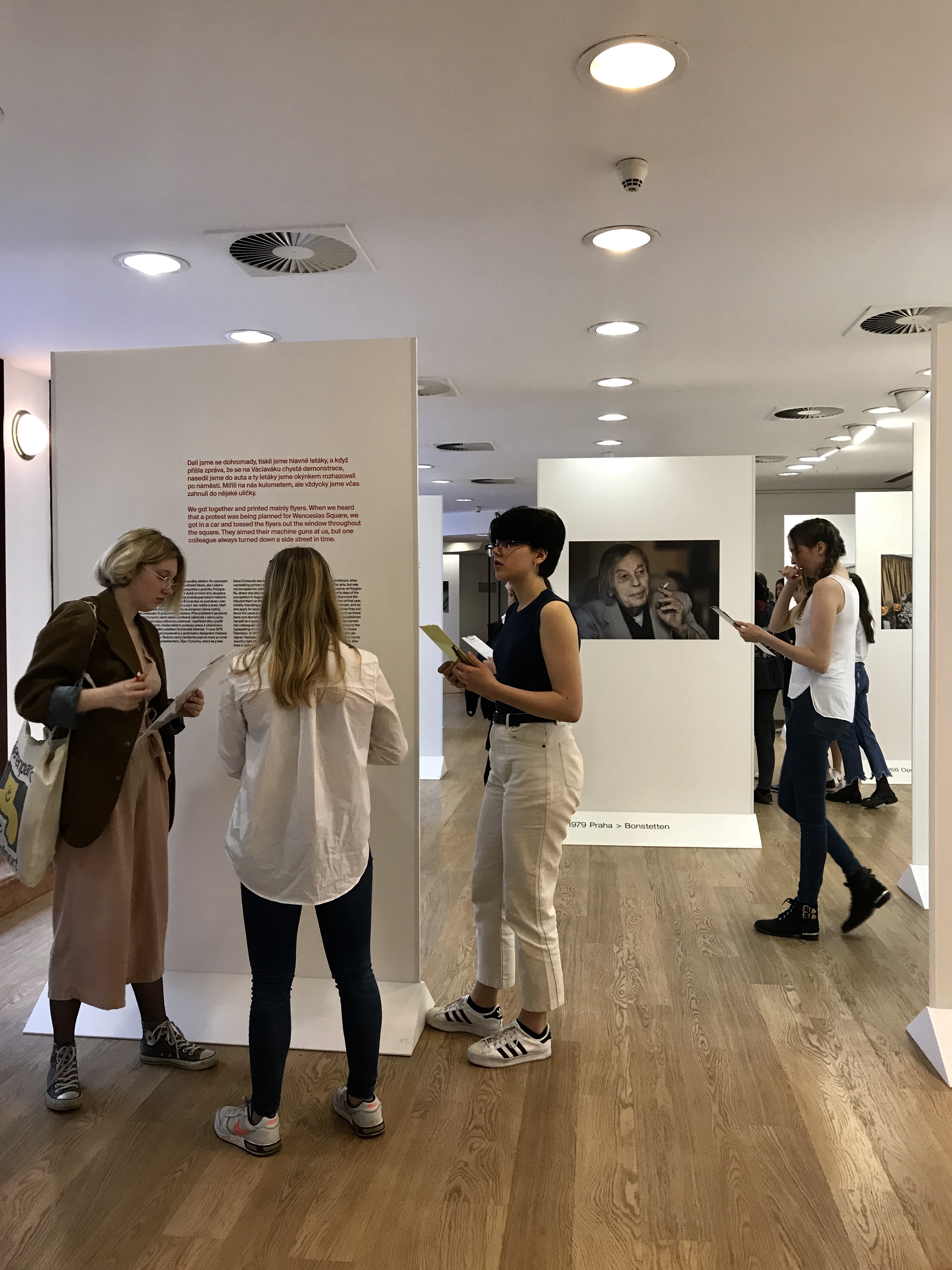 Am 12.04. 2018 haben die Ausstellung 58 Schüler des Englisch-tschechischen Gymnasiums Amazon besucht. Sie haben mit den Mitarbeitern der Botschaft das speziell für sie vorbereitete Programm zum Thema Heimat mitgemacht.