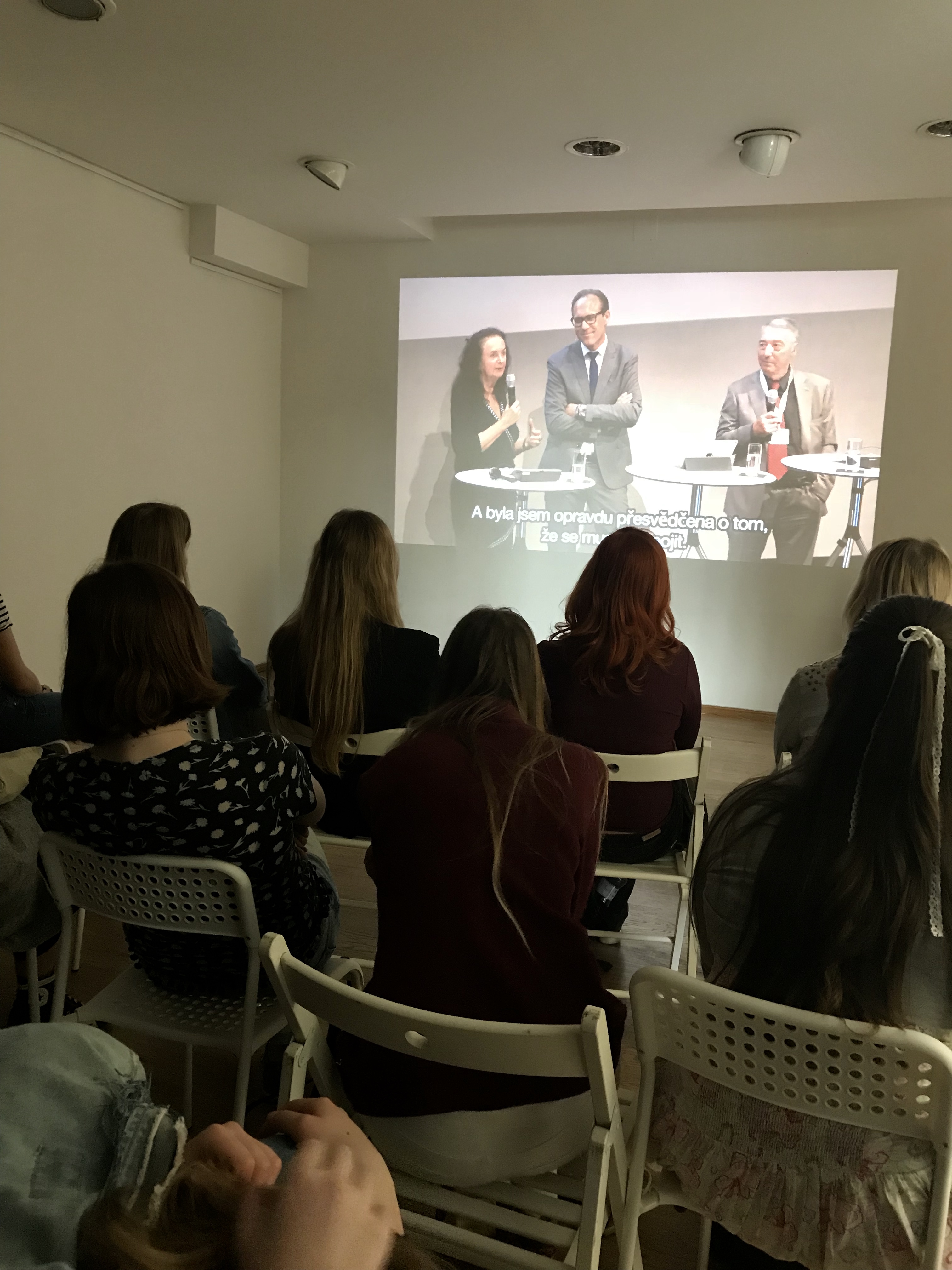 Am 12.04. 2018 haben die Ausstellung 58 Schüler des Englisch-tschechischen Gymnasiums Amazon besucht. Sie haben mit den Mitarbeitern der Botschaft das speziell für sie vorbereitete Programm zum Thema Heimat mitgemacht.