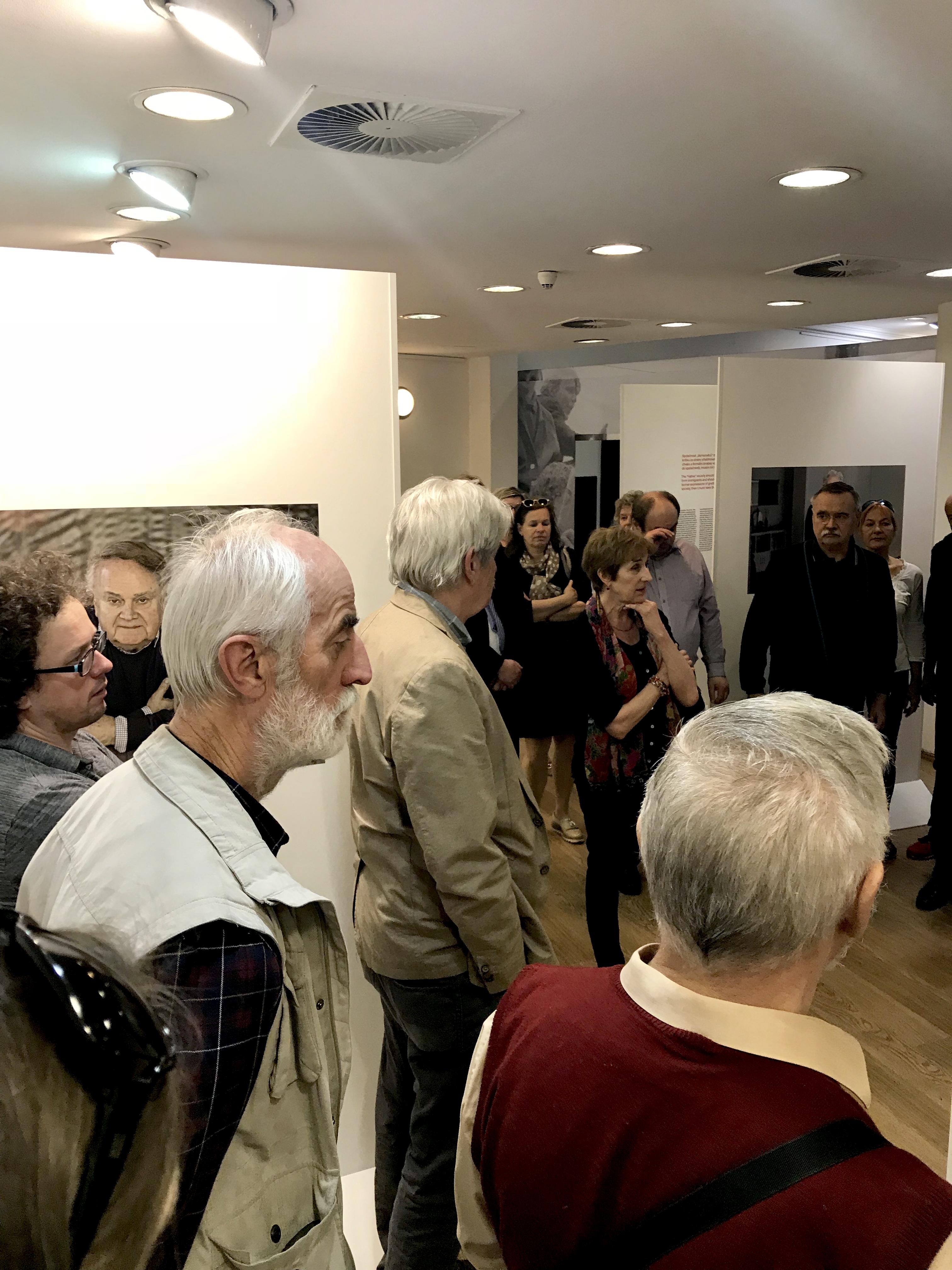 Am 10.04. 2018 hat in der Galerie kritiku die kommentierte Führung stattgefunden. Durch die Ausstellung hat die anwesenden Gäste die Fotografin Iren Stehli geführt.