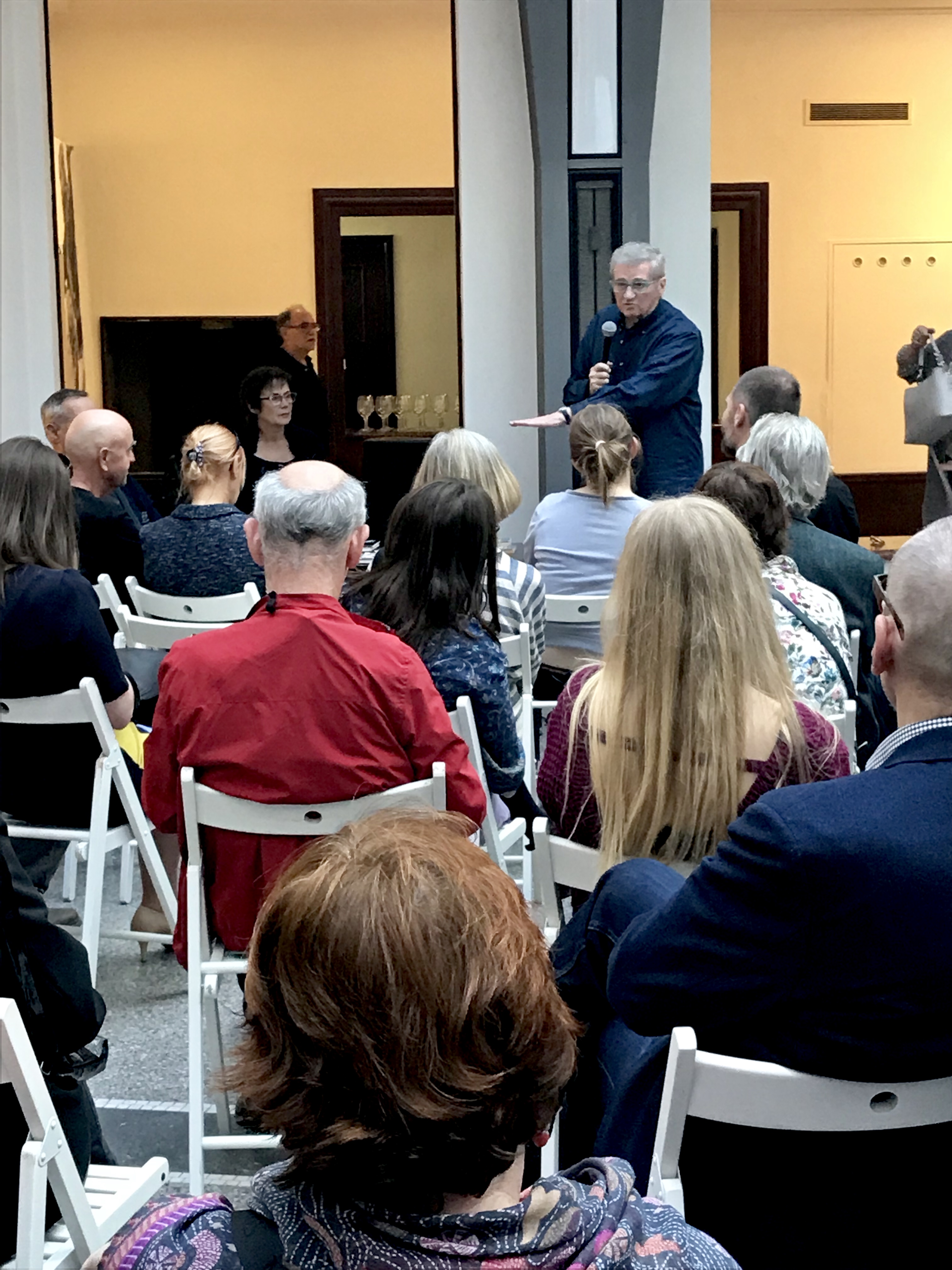 Am 10.04. 2018 hat in der Galerie kritiku die kommentierte Führung stattgefunden. Durch die Ausstellung hat die anwesenden Gäste die Fotografin Iren Stehli geführt.