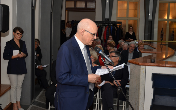 Schweizer Botschafter Dominik Furgler hält die die Ansprache