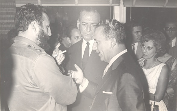 Cuban leader Fidel Castro in discussion with Swiss Ambassador Emil Stadelhofer in 1964. ©FDFA 