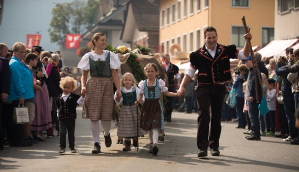 Aelplerfamilie an der Entlebucher Alpabfahrt in Schuepfheim