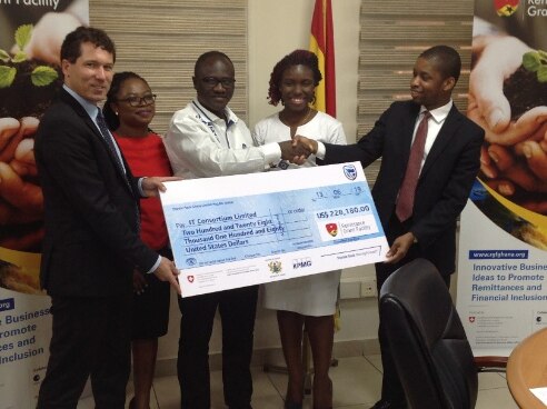 Handing over of the symbolic cheque to a winner of the second call for proposals of the Remittance Grant Facility.