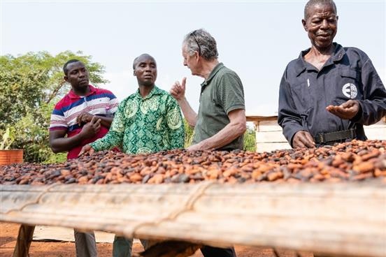 Mr. Ernst Brugger, President of the Swiss Platform for Sustainable Cocoa exchanging with Mr. Michael Ekow Amoah, Senior Manager, COCOBOD and other stakeholders during the field visit