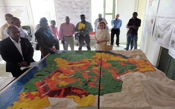 Le maire de Jacmel, Macky Kessa et l'Ambassadeur de Suisse, Mme Geneviève Federspiel, lors d'une démonstration sur la cartographie participative des risques