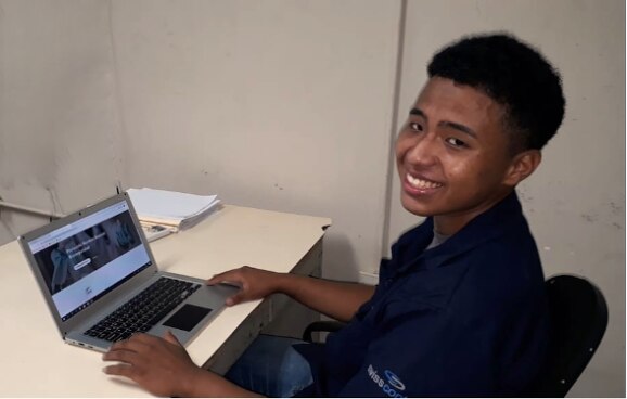 Estudiante de ProJoven accediendo al curso online