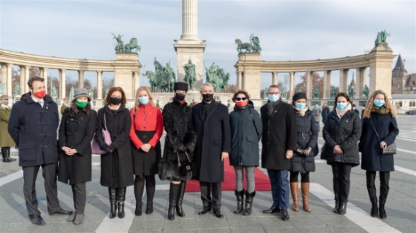 Ambassador Jean-François Paroz with his wife and the employees of the embassy at the Heroes’ Square. © by Embassy of Switzerland