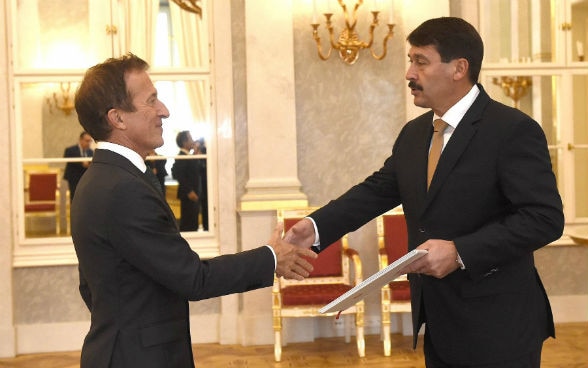President János Áder (right side) and Ambassador Burkhard © Dávid Harangozó