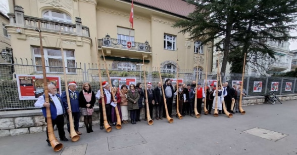 Alphorn player in front of the Embassy in Budapest