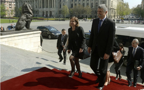 Ms. Markwalder and Mr. Kövér in front of the  Parlament © by MTI/MTVA